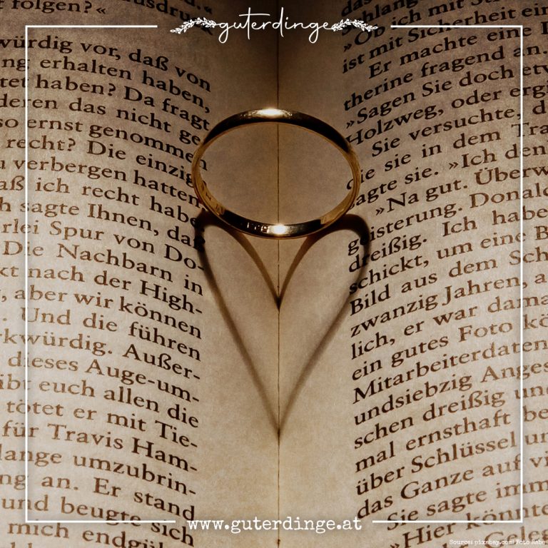 Ring in offenem Buch [pixabay.com | Foto Rabe]